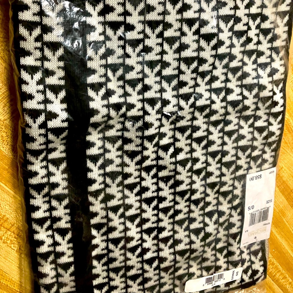 Michael Kors Scarf. New with Tags Logo print